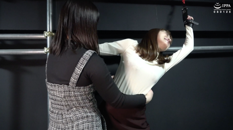 【F/Fくすぐり】大人気女優 桐香ゆうりチャンを立ち**してレズくすぐり責めの刑！