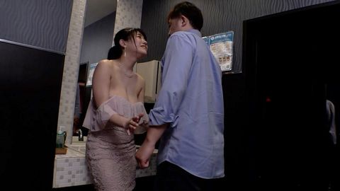 キャバ嬢のこぼれ落ちそうな柔巨乳が刺激的で見とれていると彼女が気づき、微笑まれ、物欲しそうな目つきで… 2 Part3