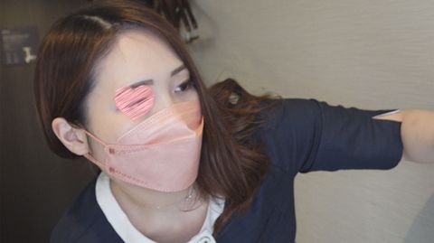 【ホテルウーマン2名】見せつけてるのかと思える程に大開脚！鼠径部から覗くパンツの隙間に大興奮でした
