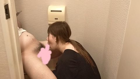 【個人撮影】大丈夫、バレないよ♡ 会社のトイレに彼女を呼び出し、上司や同僚のすぐ横で豪快な'ダイソン吸引フェラ'と'オナホ手コキ'で1週間溜めた精*を絞り出された僕