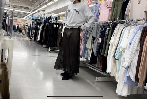 【女装露出】メイン通路にむかって目隠しチャレンジ！売り場でスカートとパンツ脱いだりも･･･