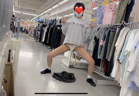 【女装露出】メイン通路にむかって目隠しチャレンジ！売り場でスカートとパンツ脱いだりも･･･