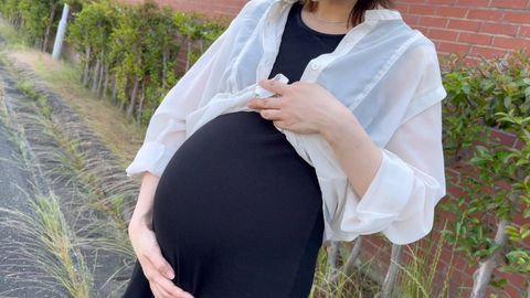 臨月美人妊婦さんがまさかの野外でノーパンまんチラ！ムラムラしてそのまま中出しカーSEX
