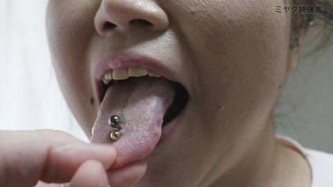 ヤリマン熟女めぐみさん・自慢の舌ピアスフェラでヘタレ監督を秒殺！
