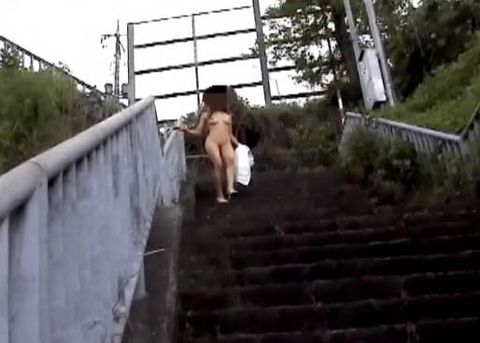 靴屋さんでワンピースの前を全開にする。