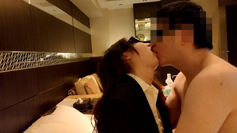 【ディープキスファック】プルプルのエッチな唇を持つえりな(19)とディープキスしながらゴム無しセックス! 最後は口の中に大量射精