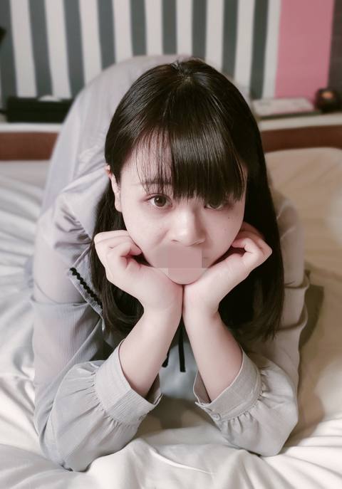 あなたの顔面**てあげる♡ 社長令嬢のお嬢様えみ(18)が長ベロでM男の顔面を舐めながら、キツキツおまんこ騎乗位で中出しを要求
