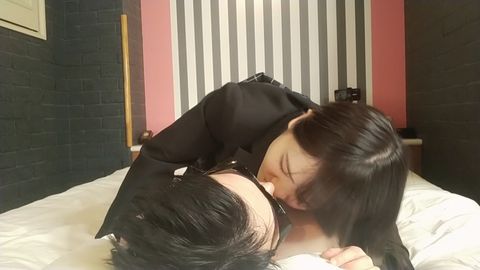 あなたの顔面**てあげる♡ 社長令嬢のお嬢様えみ(18)が長ベロでM男の顔面を舐めながら、キツキツおまんこ騎乗位で中出しを要求