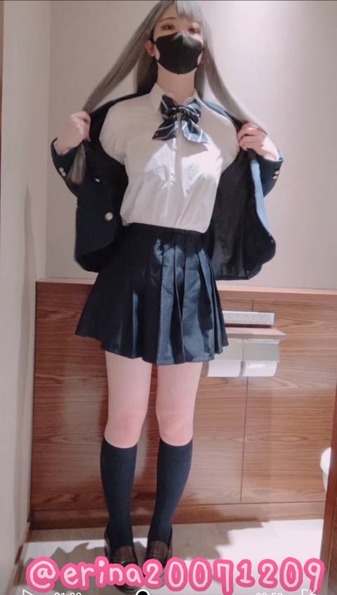 入学早々学校のトイレで全裸お着換え！制服の下はエロ水着♡