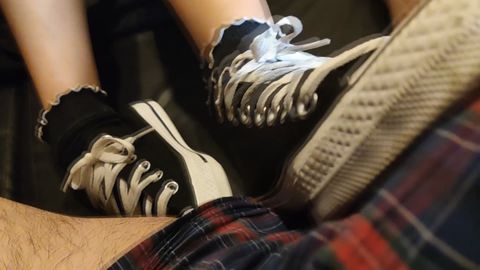 22歳OLあみちゃんのネットカフェでスニーカーの靴底舐めたり足コキしたり
