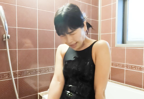 ピタコス競泳水着　人妻果歩　ヌルヌル競泳水着のエロい感触に何度もイッチャウの！