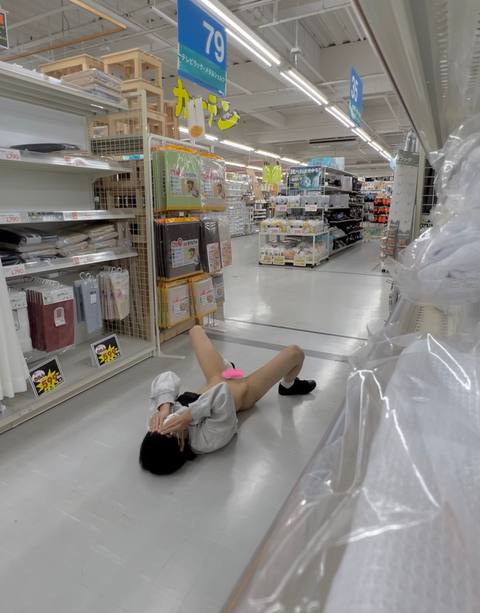 【女装露出】メイン通路にむかって目隠しチャレンジ！売り場でスカートとパンツ脱いだりも･･･