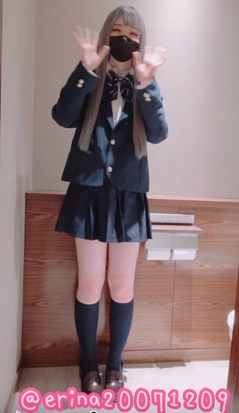 入学早々学校のトイレで全裸お着換え！制服の下はエロ水着♡