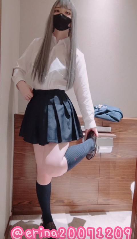 入学早々学校のトイレで全裸お着換え！制服の下はエロ水着♡