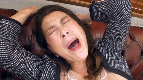 イッてもやめないクンニで何度もイキまくる五十路熟女