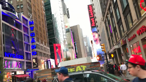 ニューヨークの路上パフォーマンス　ブラスバンドとダンス