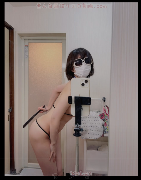 マイクロビキニで自撮りヌード撮影する　エロい気分になって乳首バイブしながら手淫