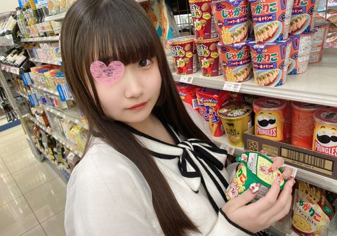 幼さが残る18才の黒髪清楚の***。 夢の為にAV撮影、はじめての中出しまで