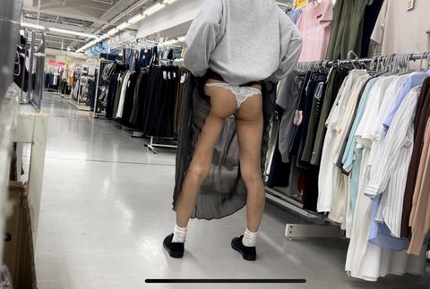 【女装露出】メイン通路にむかって目隠しチャレンジ！売り場でスカートとパンツ脱いだりも･･･