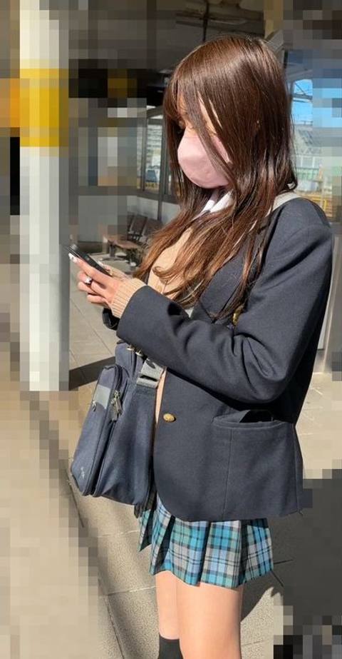 【後編】ホームでのスカートめくりと生尻接写盛り沢山！！美****の純白パンティと食い込みがエロ過ぎた件、、