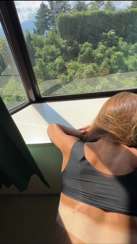 取引先の日焼けギャル人妻と昼間に濃厚セックス　立ちバックで感じまくり