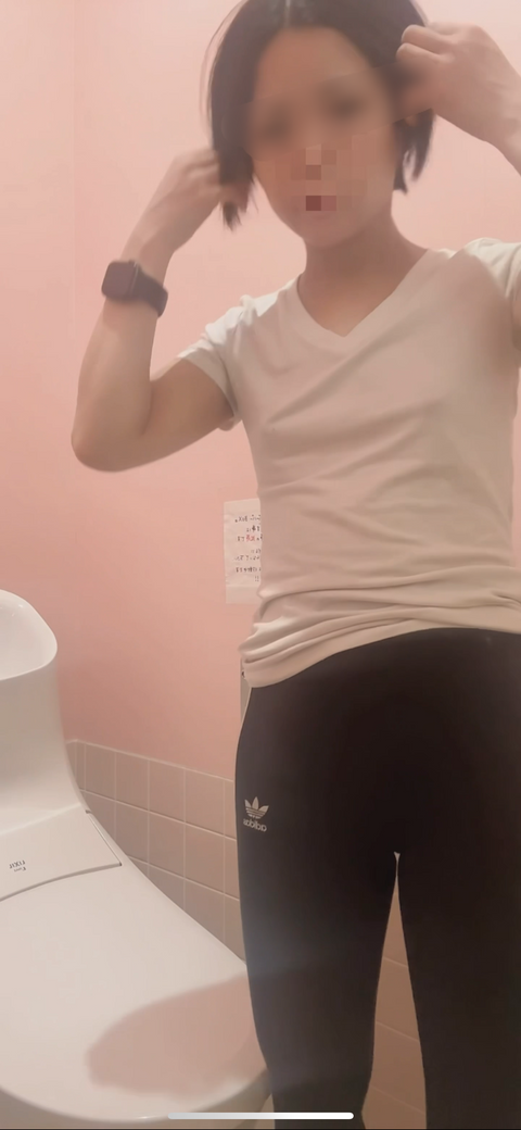 【不倫寝取られ人妻　コンビニのトイレでグラマンオナニー 】スケ乳　人妻　寝取られ　NTR  オリジナル動画　コンビニ　スマホ撮影　露出　素人　貧乳　剛毛　刺青