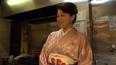 【熟女NTR】飲み屋の女将さんがエロすぎる！店内で着衣寝取りSEX。