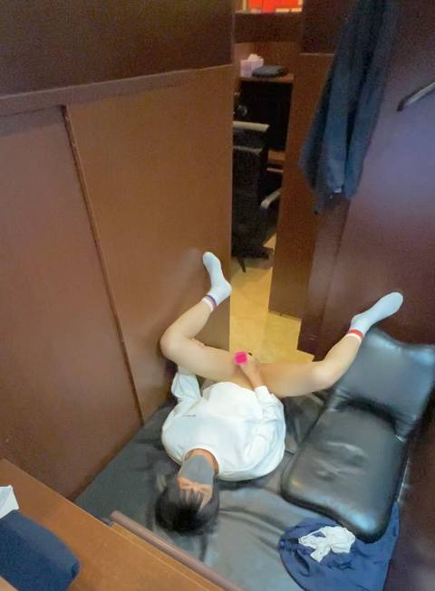 【女装露出】ネカフェで露出！扉あけてオナニーしちゃった･･･｡そして本コーナーでボトムレス露出！