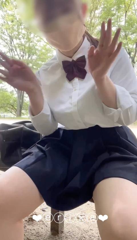 【3**Gカップえりかの自撮り】公園のベンチでオナニーしようと思ったら少し離れたベンチにおじさんが座っちゃって、それでもオナニー続けちゃいました、、、！蚊も凄かった～