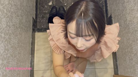 完売御礼！SNSフォロワー１５万超えの人気モデルがいきなり！玄関で洗ってない包茎ちんぽをパクンッ！