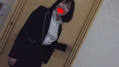 【ホテルウーマン逆さ撮り10】素朴な明るい性格良さげな従業員のパンティを剥がす！