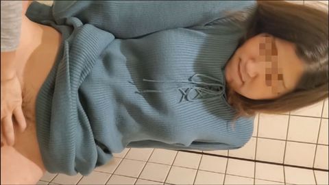 【公衆便所】警備員に見つかり部屋に連れ込み性器に蓋をして他人汁注入で果てる巨乳妻