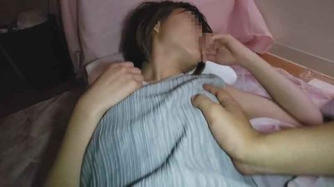 【個人】仕事を失い、二人の他人棒に立て続けに***中出しされる華奢な人妻
