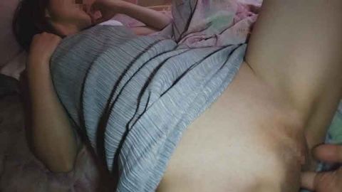 【個人】仕事を失い、二人の他人棒に立て続けに***中出しされる華奢な人妻