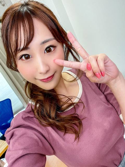 490円：個撮）♥色気♥美容部員23歳ふわふわHcup美乳清楚系お*さん　パンパンに張った亀頭をじっくりねっとり責めら大量スプラッシュ！！！素人「え服にかけないで！き