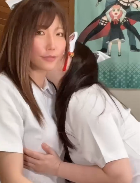 お稲荷ちゃんとニューハーフのナース合わせでラブエッチ