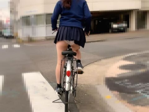 スカートずり上がり!それで立ちこぎはダメでしょ!!自転車パンチラ