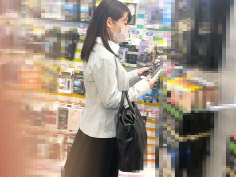 OLノーパン逆さ撮り▷剛毛美人がパンスト越しにマンコ丸見え【パンチラ/ローアングル】