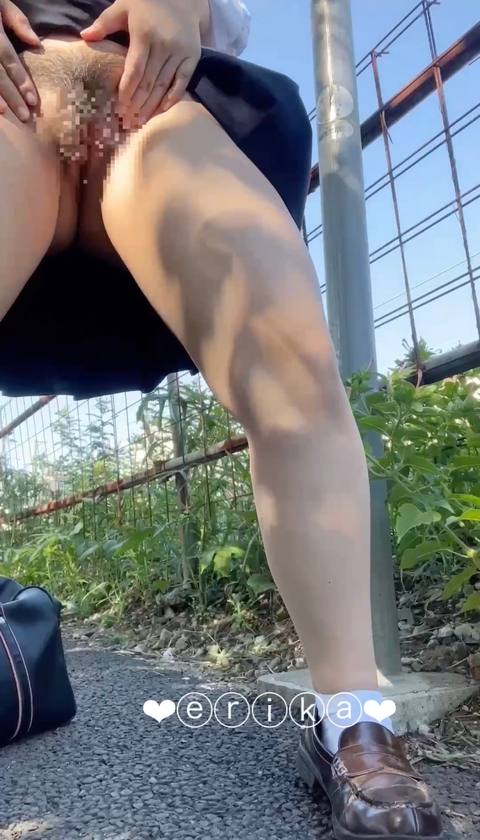 【3**Gカップえりか】自撮りです☆彡 歩道の前のベンチで吸うおもちゃを使ってオナニーしました、途中人が何度も行き来してて興奮しちゃいました！人来てもおもちゃ止められないので声我慢するの必死で、、、