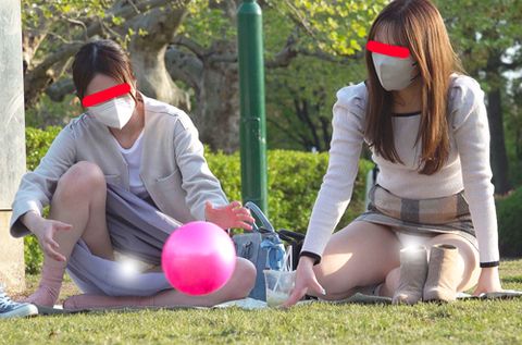 公園パンチラ５　GJ！ボールが転がってきて拾う際にガバっと大開脚！