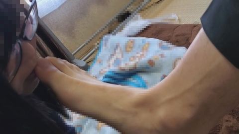 【個人】地味で眼鏡な巨乳妻。居候する部屋で二本の他人棒に生膣を汚される