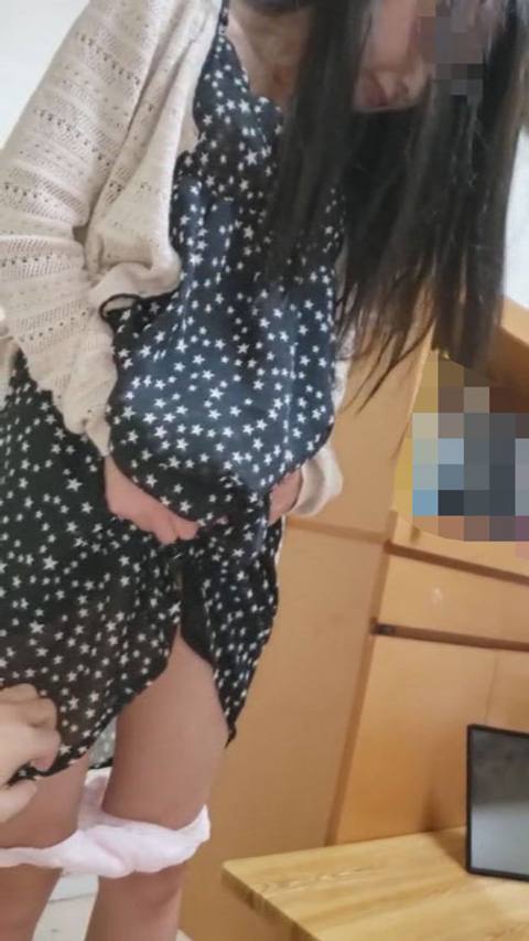 【個撮】返済できない旧知の友人の奥さん。巨根を咥えただけで溢れる膣を何度も奥まで突き**。