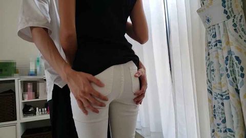 【個撮】旦那が仕事で不在中リビングで膣と肛門を同時に他人棒に***るスレンダー美人妻