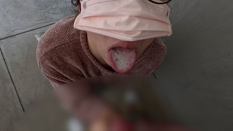【フェラ・自撮り】初めての野外フェラでごっくんする人妻