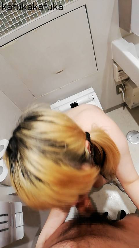 公衆トイレで出会った地雷系ガールにフェラチオをされました☆