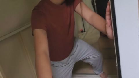 住宅の隣人に見られ【顏出し】家に上がり込み生活感溢れるリビングで他人液で滲む奥さん絶望。25分