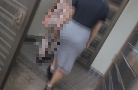 実家訪問【個人】返済避難中の下町妻　認知症で心配するお婆ちゃんの前で見せつけ、喘ぎ声を押しころせずに漏れてしまって、、、