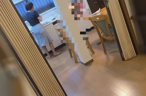 実家訪問【個人】返済避難中の下町妻　認知症で心配するお婆ちゃんの前で見せつけ、喘ぎ声を押しころせずに漏れてしまって、、、