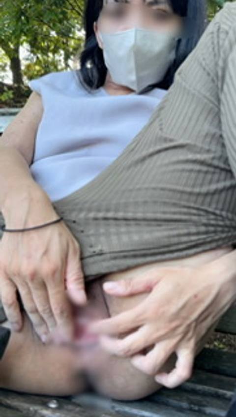 【素人淫乱NTR人妻　野外バック種付け】不倫　調教　生ハメ　露出　変態　アヘ顔　公園　スマホ撮影　青姦　中出し　素人　他人棒