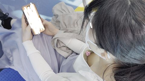 [電車胸チラ]疲れが溜まっていたのか胸元ユルイまんまﾑﾆｬ~・・・簡単に近付いておっぱい撮れました(=ﾟωﾟ)ﾉ